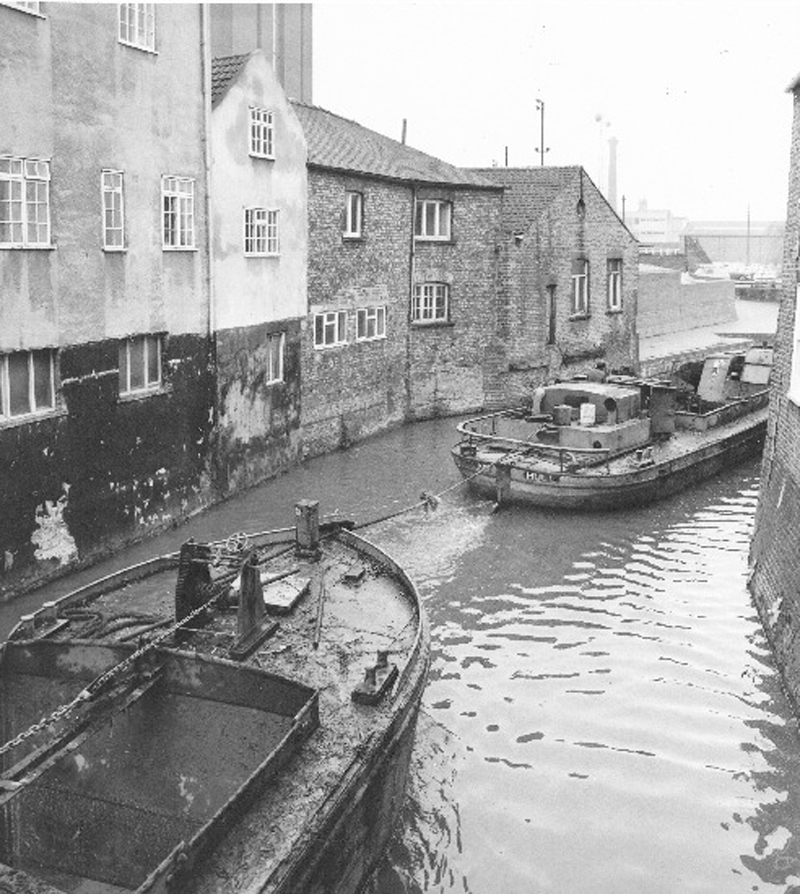 1917 children playing in the river Foss, york